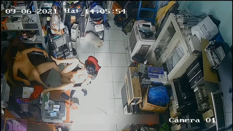 Người vợ anh xã địt nhau trong của cò máy tính