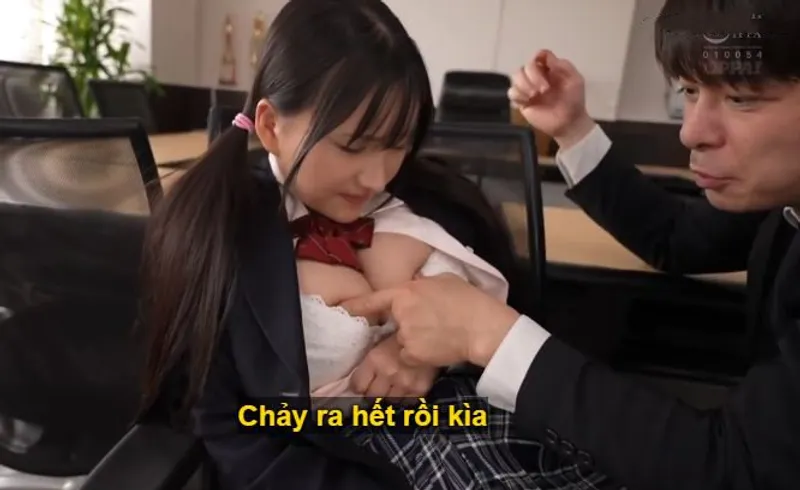 Ba năm trời, thầy giáo rèn luyện cô học trò ngực khủng thành “hũ đựng tinh”